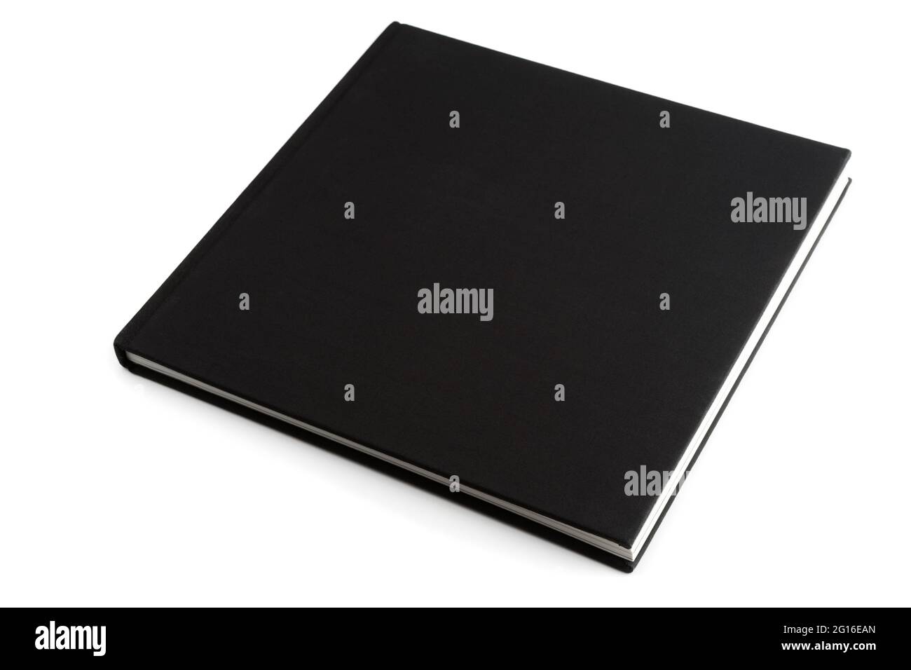 Livre noir couché sur une surface blanche, isolé avec des ombres Banque D'Images