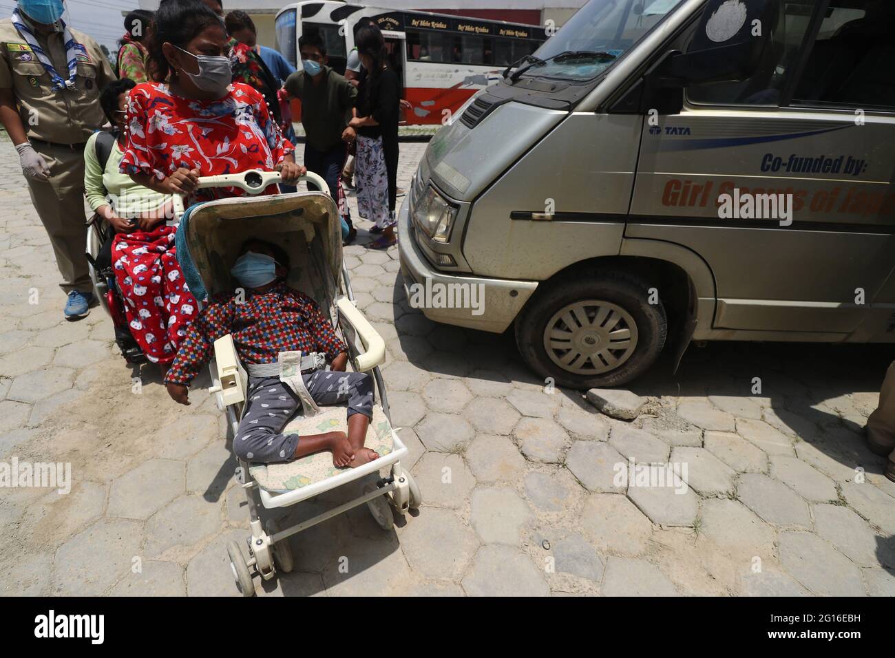 Katmandou, ne, Népal. 5 juin 2021. Un enfant de cinq ans est transporté dans une poussette à l'extérieur d'un hôpital après le rétablissement de Covid''"19 à Katmandou, Népal, le 5 juin 2021. Crédit: Aryan Dhimal/ZUMA Wire/Alay Live News Banque D'Images