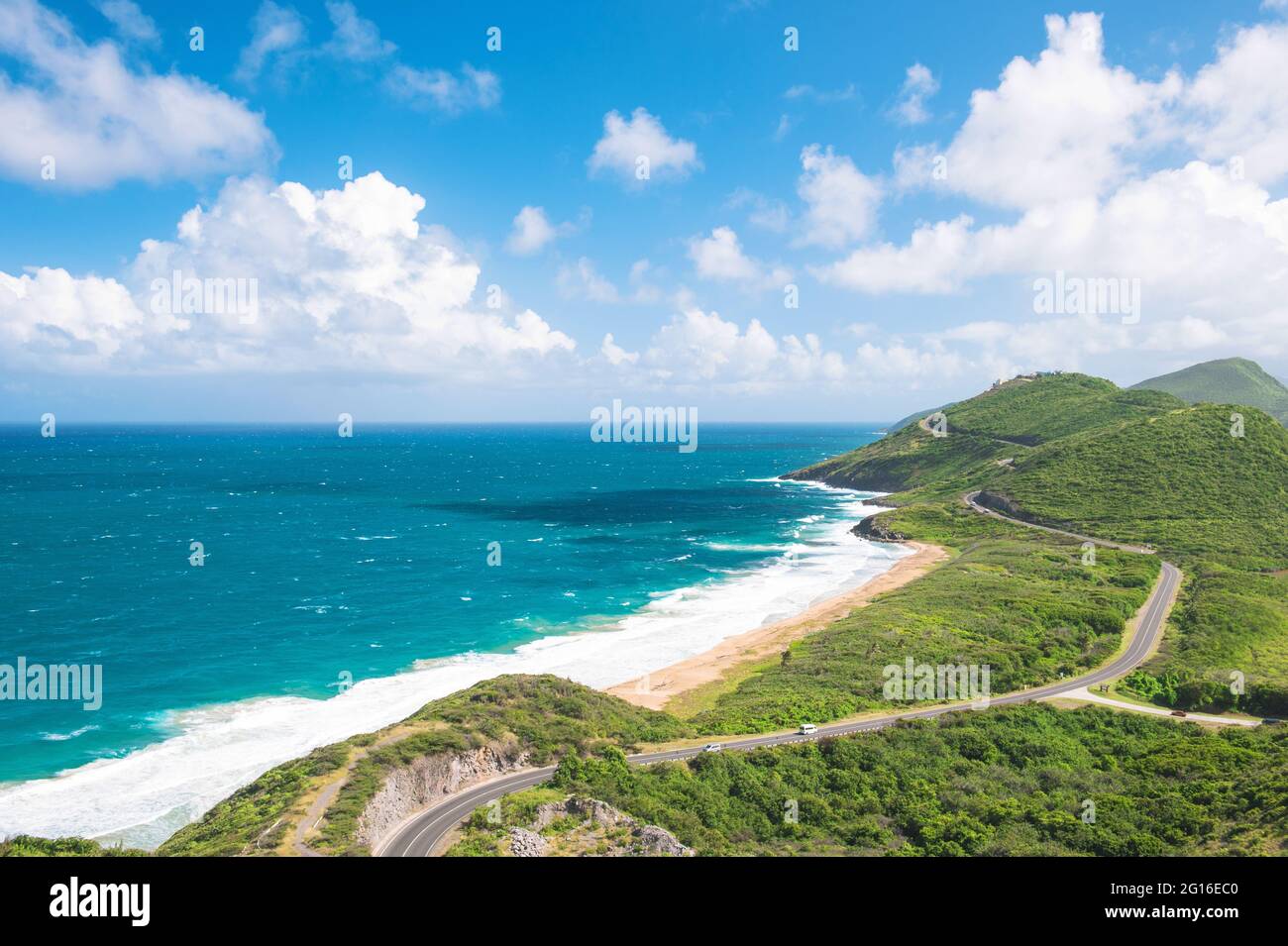 Paysage de la nature d'été avec ciel bleu. Île des Caraïbes de Saint-Kitts Banque D'Images