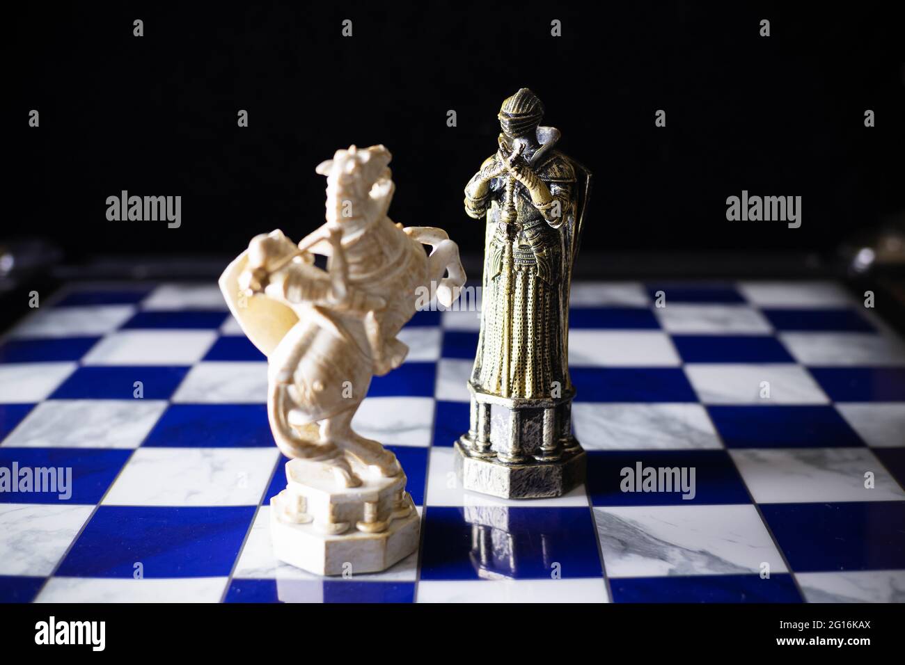 Le cheval blanc et la reine noire d'échecs du film Harry Potter sur l'échiquier - Saint-Pétersbourg, Russie, juin 2021 Banque D'Images