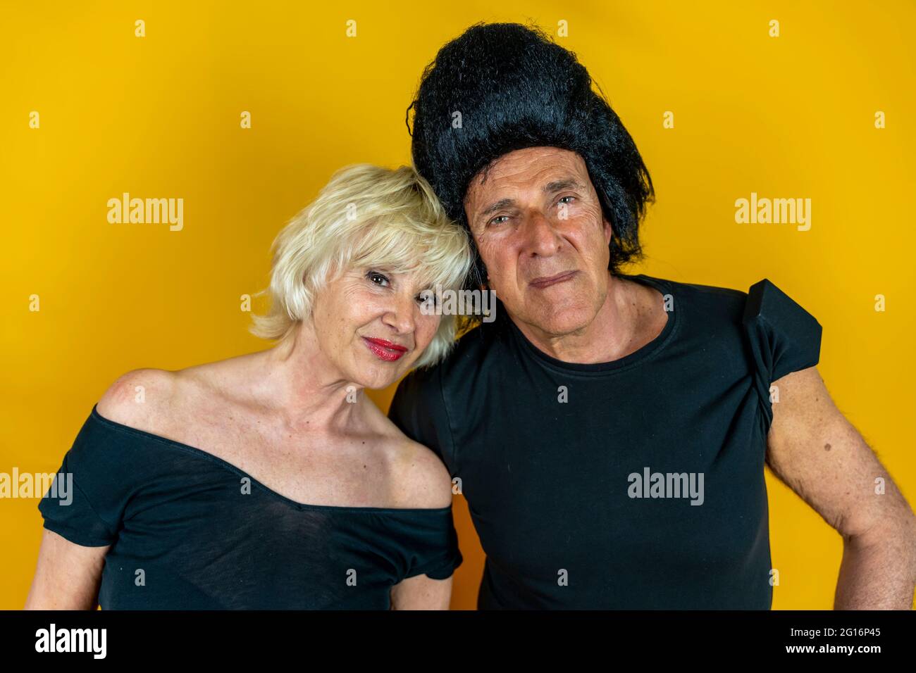 beau couple âgé habillé dans le style des années 50 isolé sur fond coloré Banque D'Images