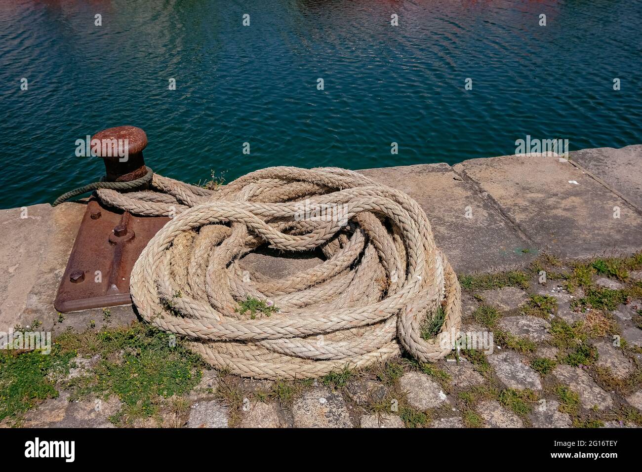 Épaisse corde dans un quai - Viana do Castelo, Portugal Banque D'Images