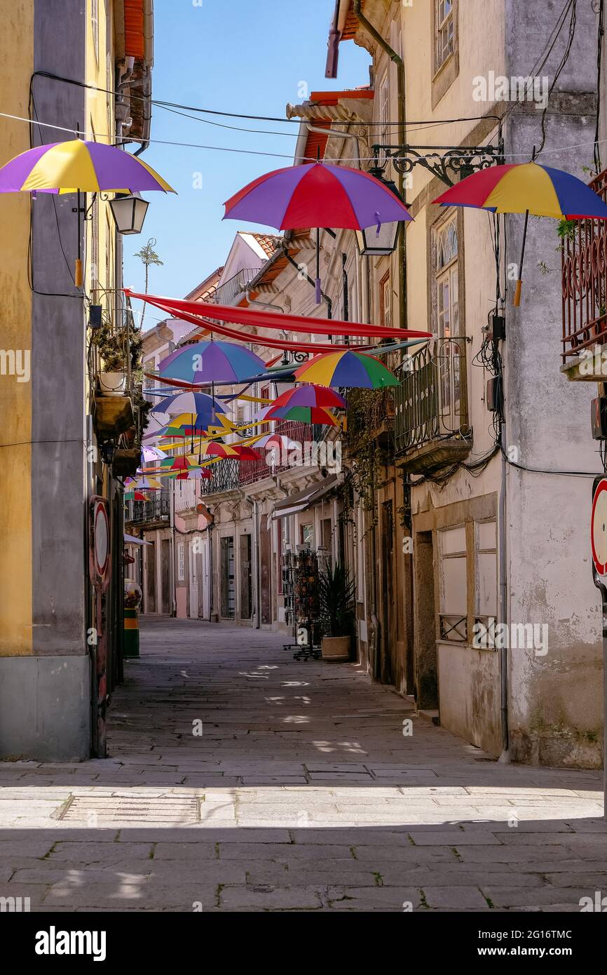 Petite allée avec parasols colorés suspendus - Viana do Castelo, Portugal Banque D'Images