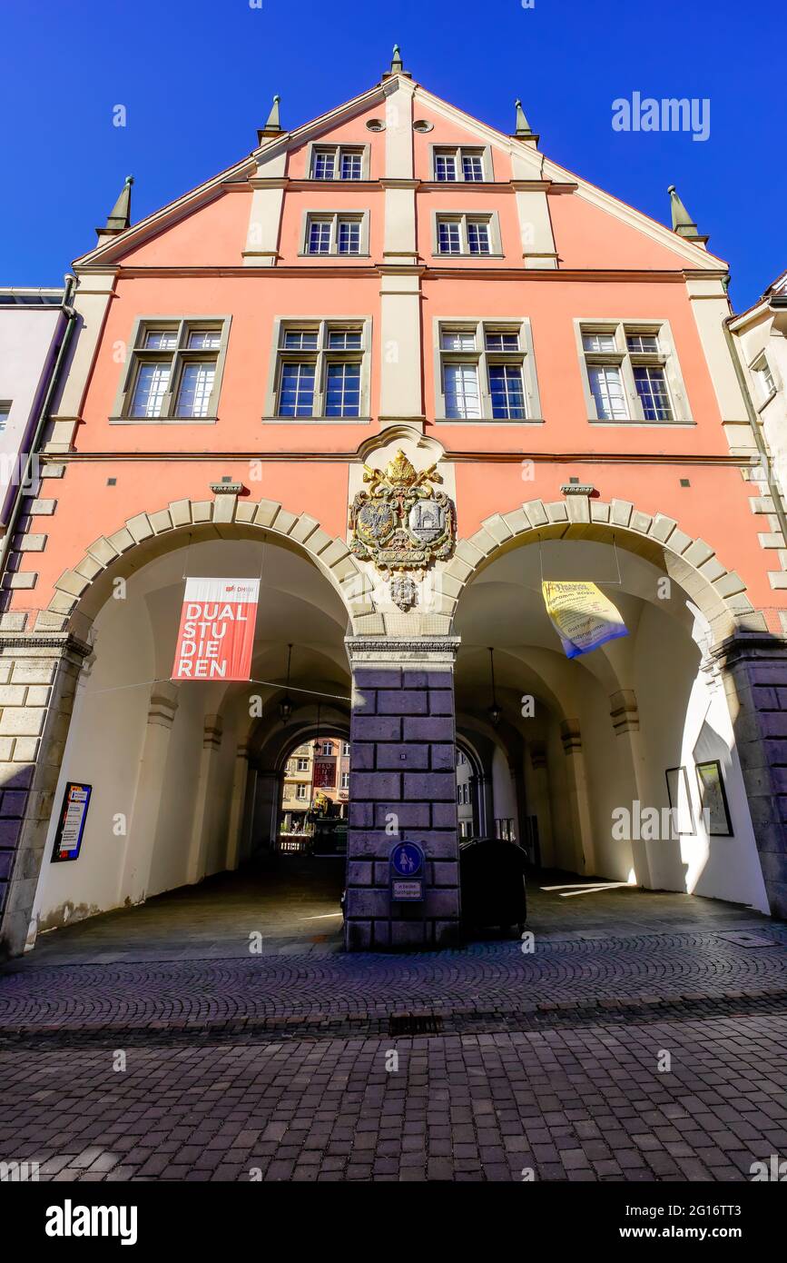 Vue sur l'ancien théâtre (également appelé Brotlaube) dans Marktstrasse à Ravensburg a été construit en 1625 comme une salle de marché et un grand magasin. Baden-Wurttem Banque D'Images