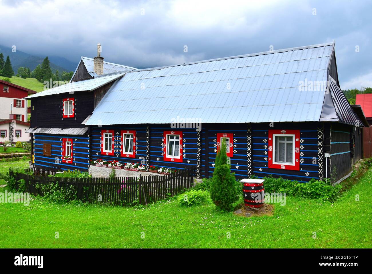 Une belle petite maison en bois dans la petite ville de Zdiar, près des Hautes Tatras, Slovaquie. Image prise sur le terrain public. Banque D'Images