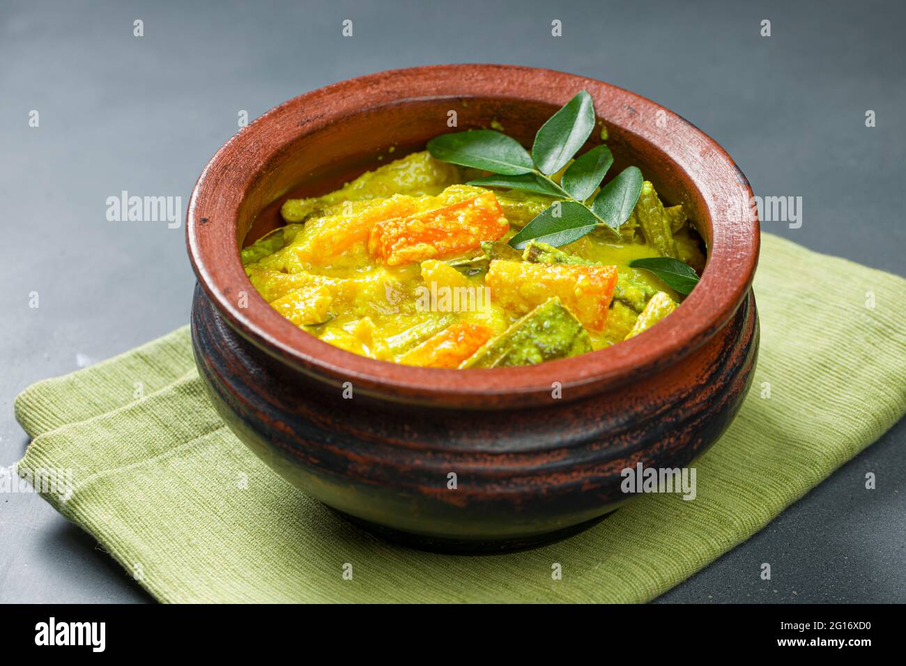 Avial Kerala plat de côté traditionnel, fait à l'aide de légumes mélangés et il est très sain et savoureux plat, arrangé dans une faïence de couleur grise Banque D'Images