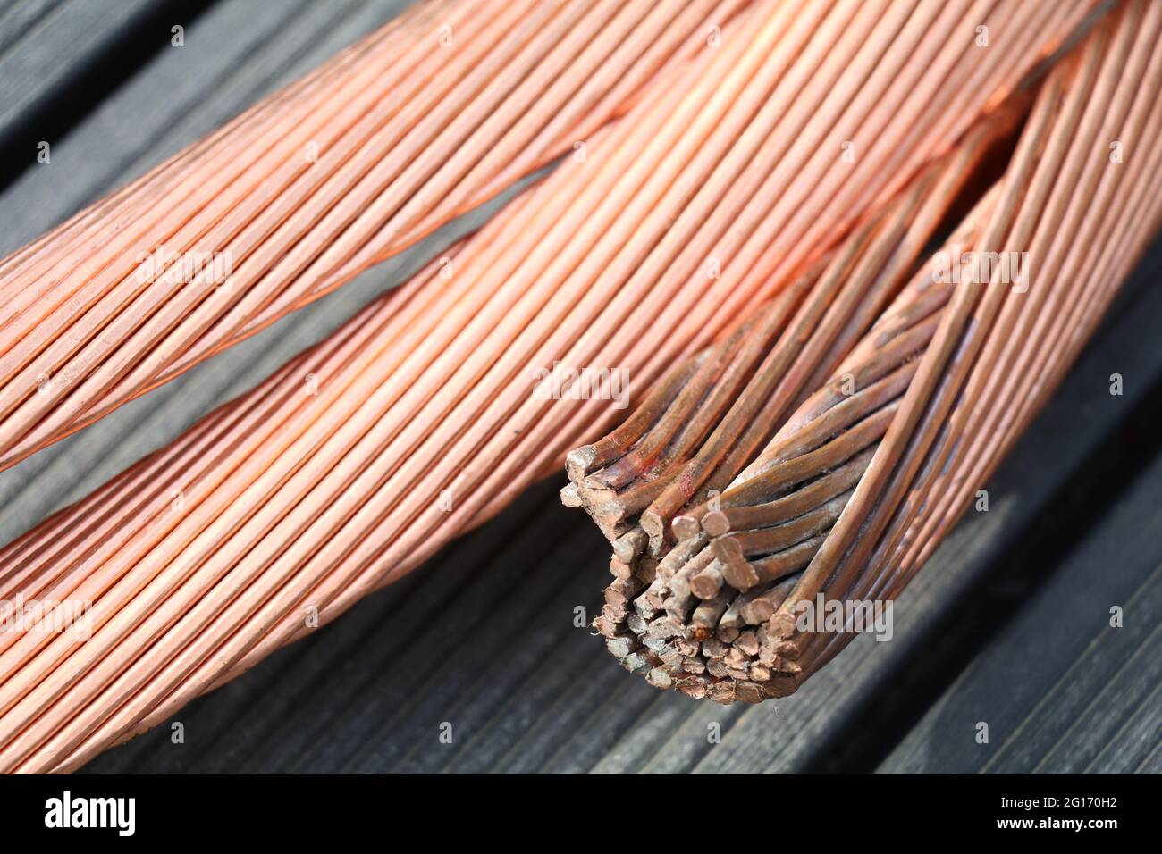 image abstraite de gros plan de câbles en cuivre épais Photo Stock - Alamy