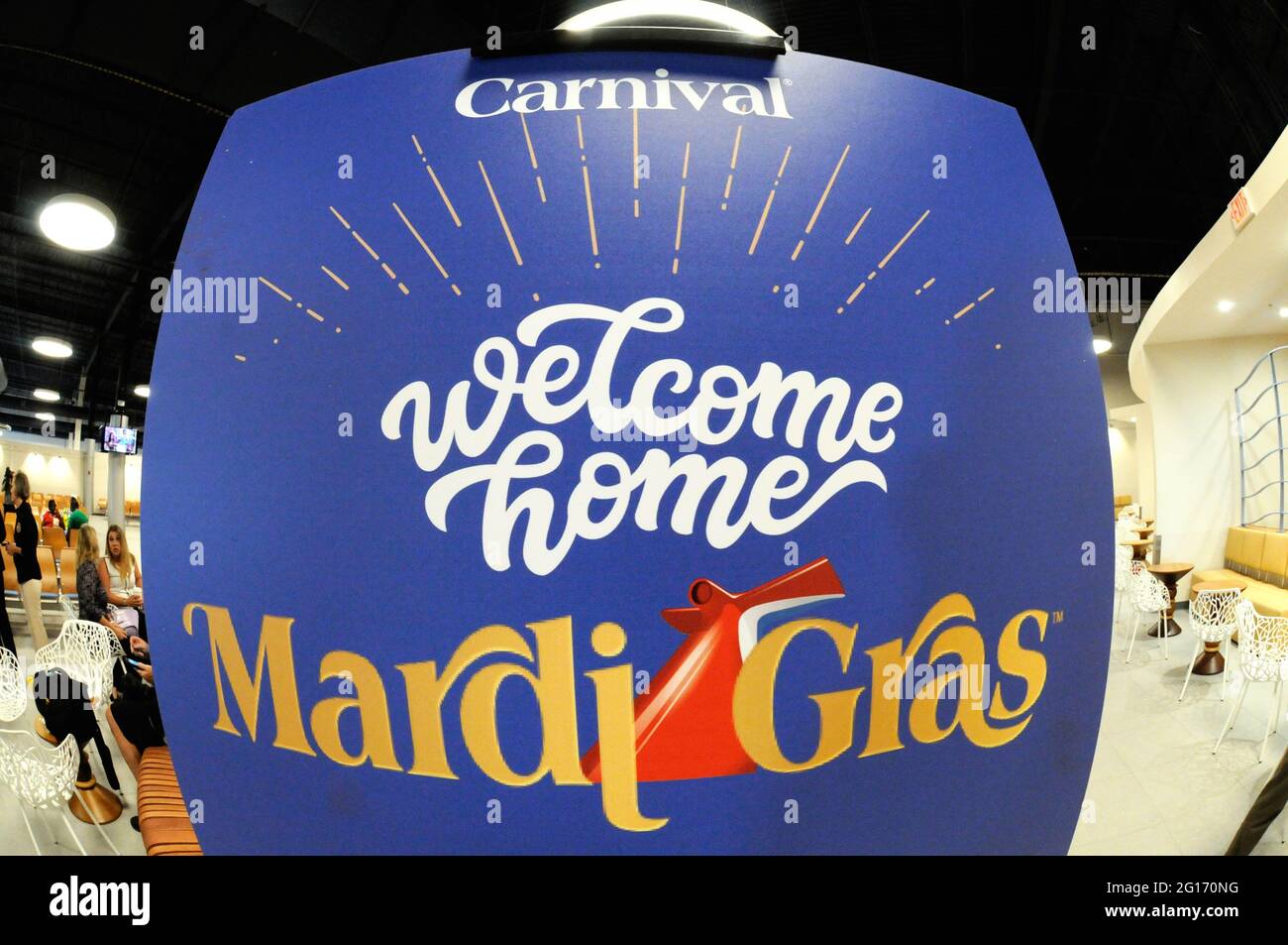 Port Canaveral, comté de Brevard. Floride. USA., le 4 juin 2021 - Mardi gras, de Carnival Cruise Line, a fait ses débuts aux États-Unis ce matin, en se connectant pour la première fois au terminal de croisière 3 de Port Canaveral, construit spécifiquement pour ce navire, qui est le premier navire de passagers des Amériques alimenté par le gaz naturel liquéfié (GNL) écologique. Crédit : Julian Leek/Alay Live News Banque D'Images