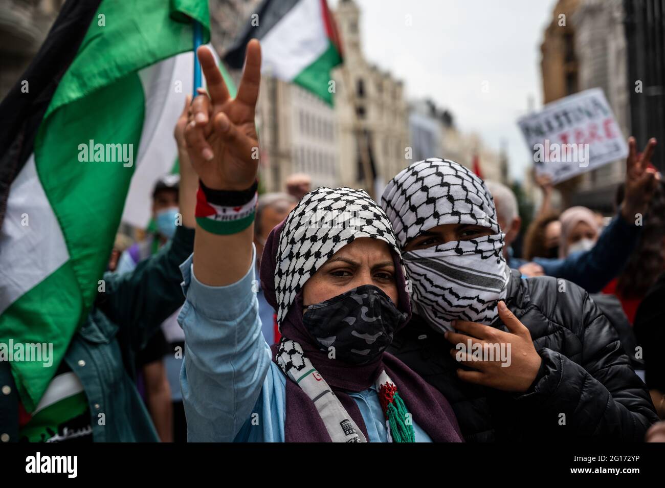 Madrid, Espagne. 05e juin 2021. Des manifestants agitant les drapeaux palestiniens et levant la main lors d'une manifestation en faveur de la Palestine et contre Israël. Credit: Marcos del Mazo/Alay Live News Banque D'Images