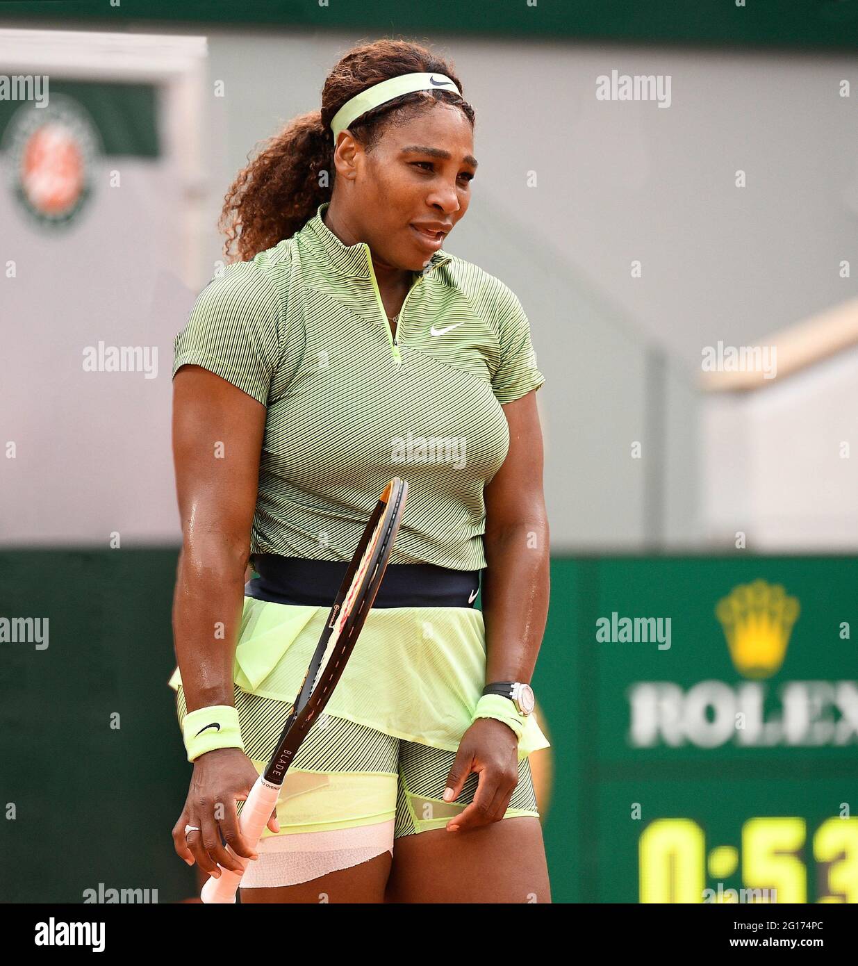 Paris, France. 2 juin 2021. Serena Williams (USA) défait Michaela Buzarnescu (ROM) 6-3, 5-7, 6-1, à Roland Garros étant joué au Stade Roland Garros à Paris. © ISPAchr-jaTennisclixCSM/Alamy Live News Banque D'Images