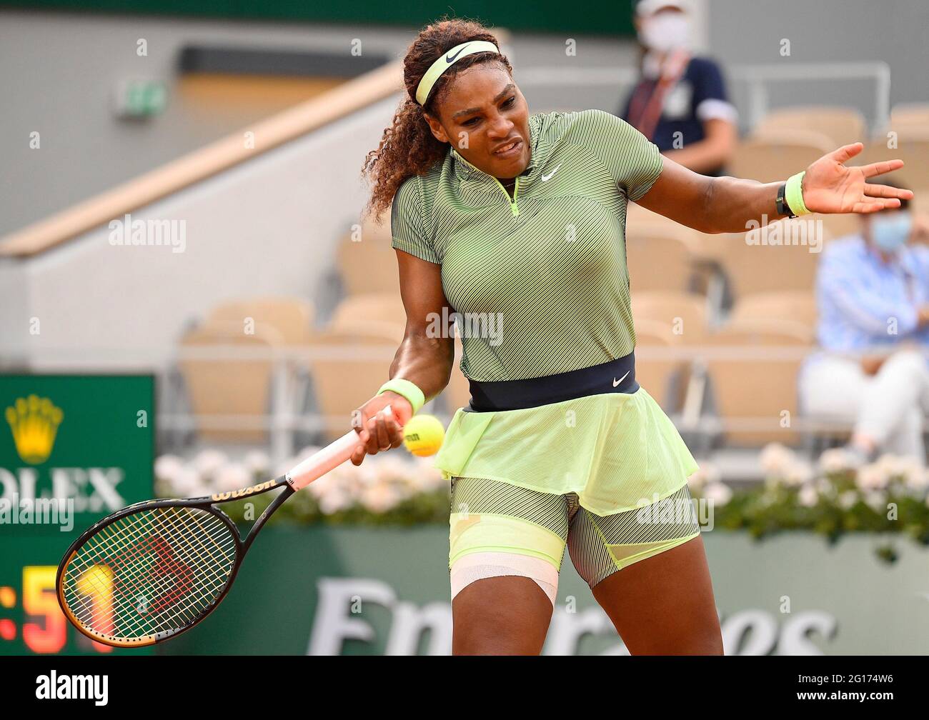 Paris, France. 2 juin 2021. Serena Williams (USA) défait Michaela Buzarnescu (ROM) 6-3, 5-7, 6-1, à Roland Garros étant joué au Stade Roland Garros à Paris. © ISPAchr-jaTennisclixCSM/Alamy Live News Banque D'Images