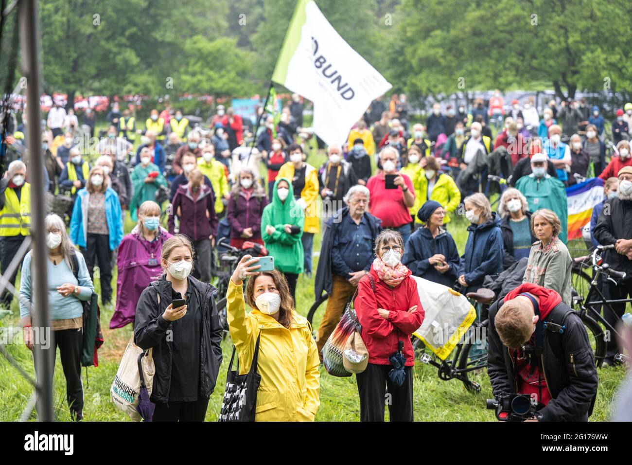 Rastede, Allemagne. 05e juin 2021. Des manifestants lors d'une réunion contre la construction de l'autoroute A20. Credit: Mohssen Assanimoghaddam/dpa/Alay Live News Banque D'Images