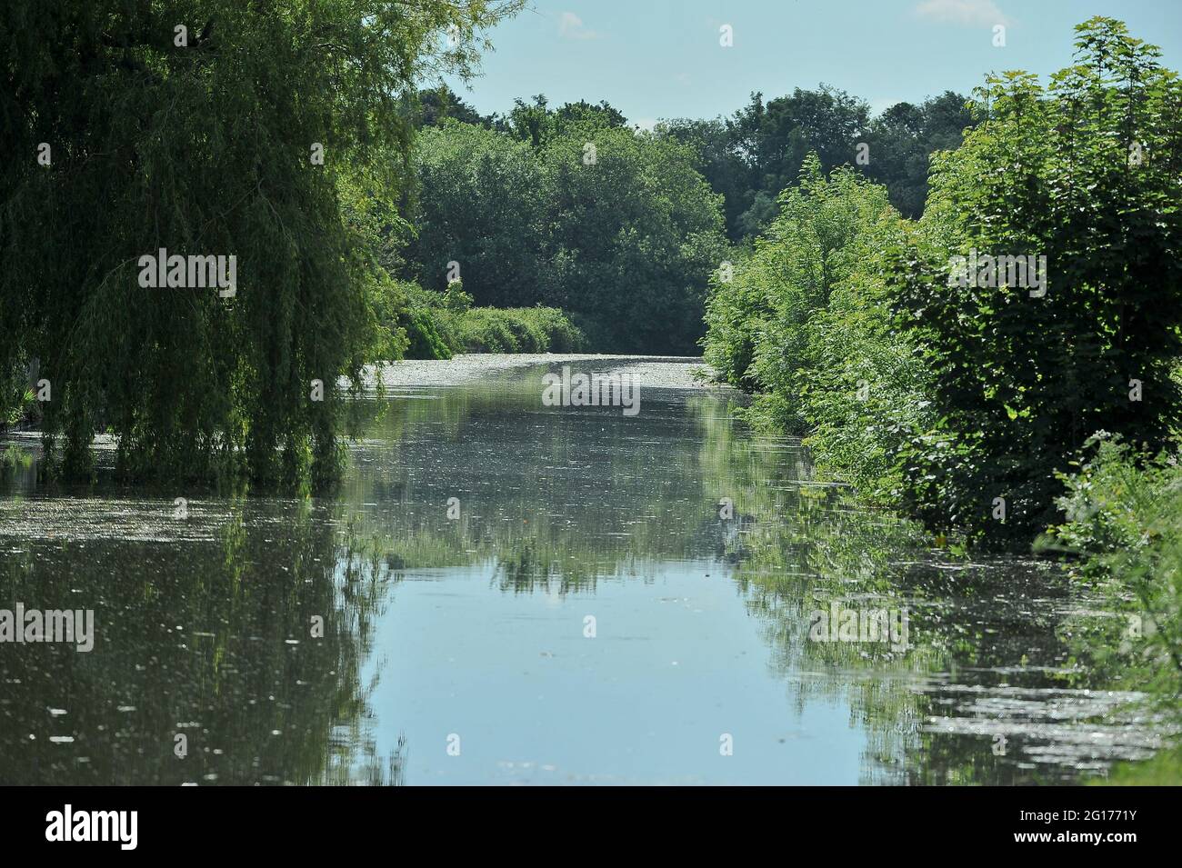 En été, promenez-vous sur le canal Banque D'Images