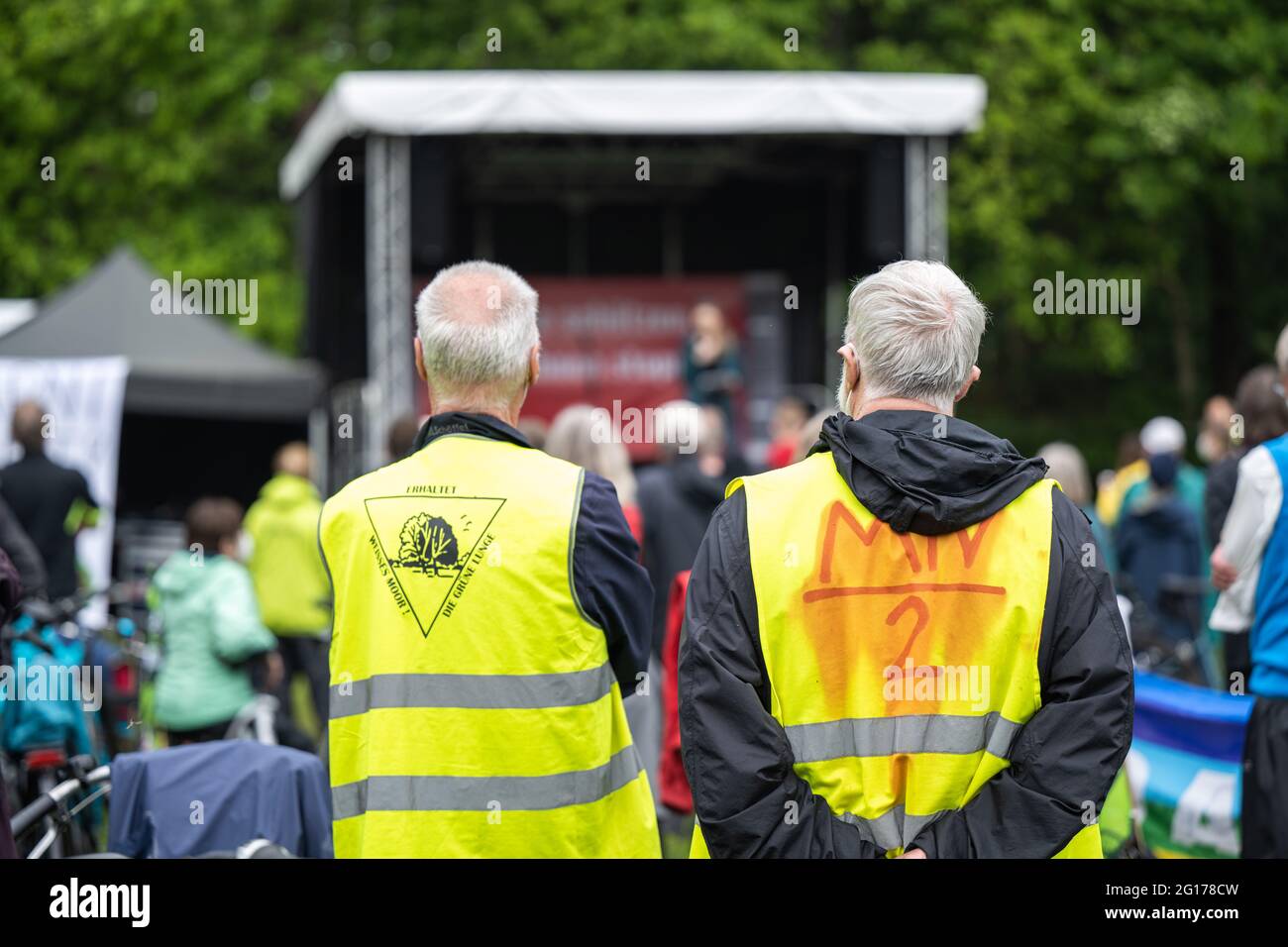 Rastede, Allemagne. 05e juin 2021. Des manifestants lors d'une réunion contre la construction de l'autoroute A20. Credit: Mohssen Assanimoghaddam/dpa/Alay Live News Banque D'Images
