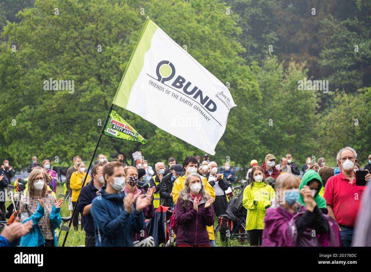 Rastede, Allemagne. 05e juin 2021. Des manifestants lors d'une réunion contre la construction de l'autoroute A20. Credit: Mohssen Assanimoghaddam/dpa/Alay Live News Banque D'Images