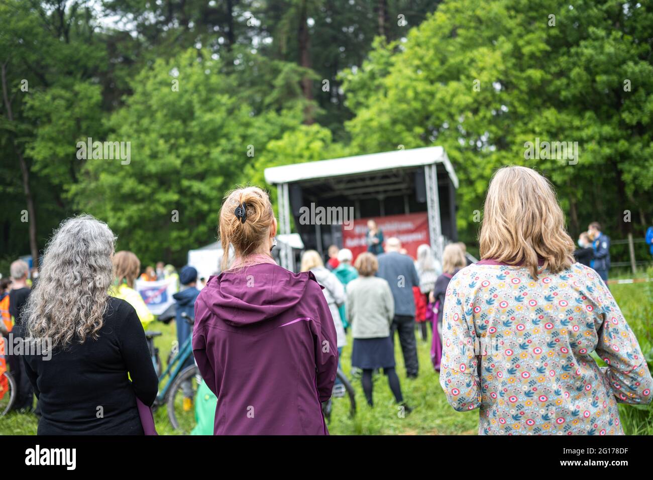 Rastede, Allemagne. 05e juin 2021. Des manifestants lors d'une réunion contre la construction de l'autoroute A20. Credit: Mohssen Assanimoghaddam/dpa/Alay Live News Banque D'Images