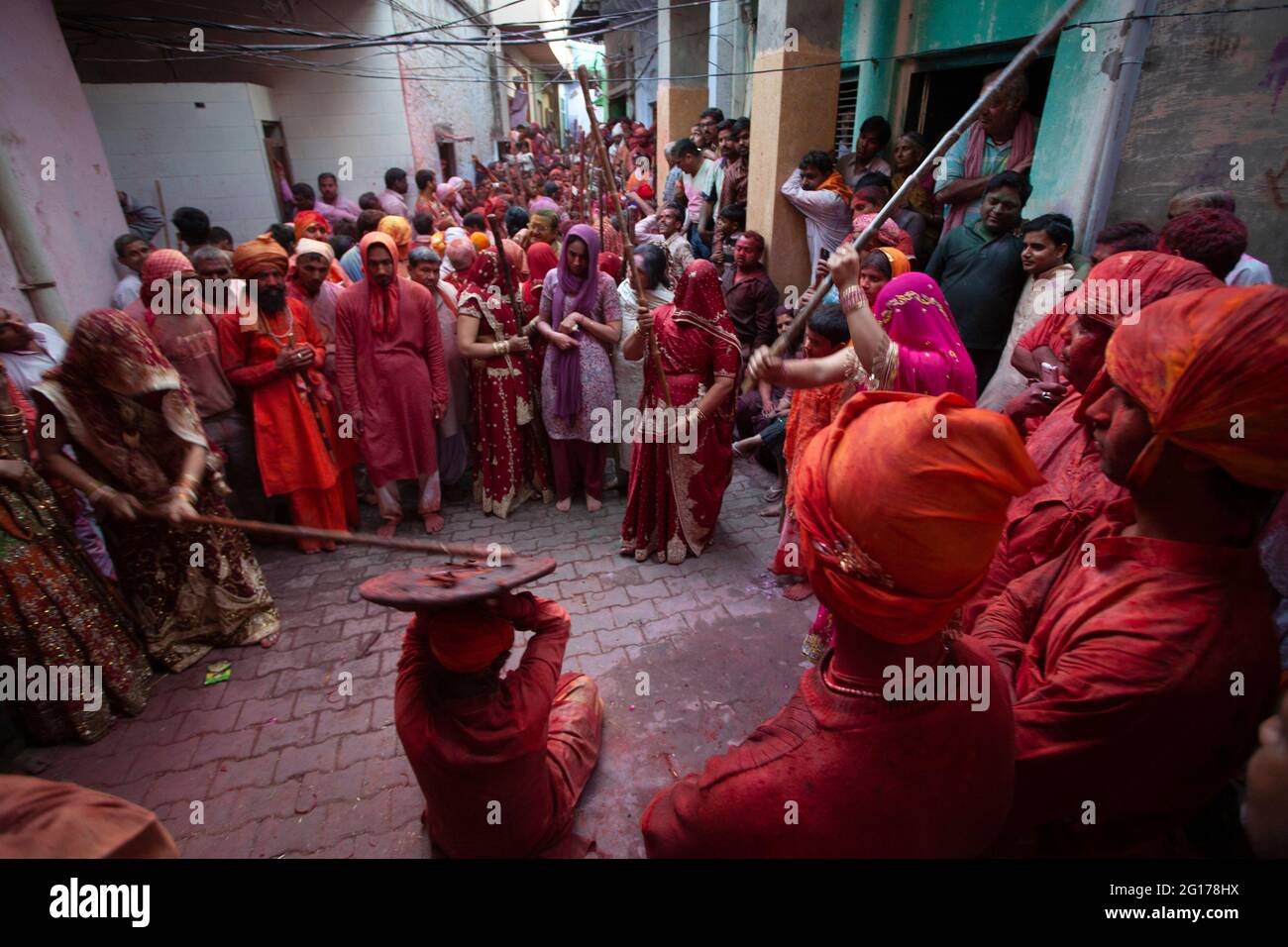 Lathmar Holi festival où la femme du village de Barsana étouffe les hommes défendant le village de Nandgaon Banque D'Images