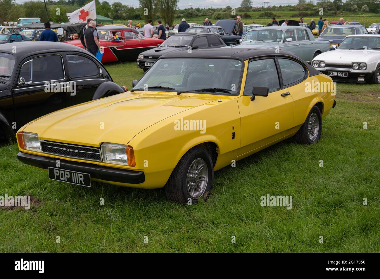 Un beau classique Ford Capri marque deux 3 litres Ghia en jaune avec toit en vinyle noir Banque D'Images