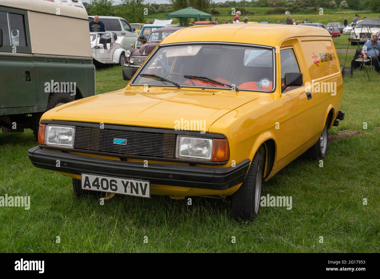A1983 British Leyland Ital van en jaune avec panneaux British Rail Banque D'Images