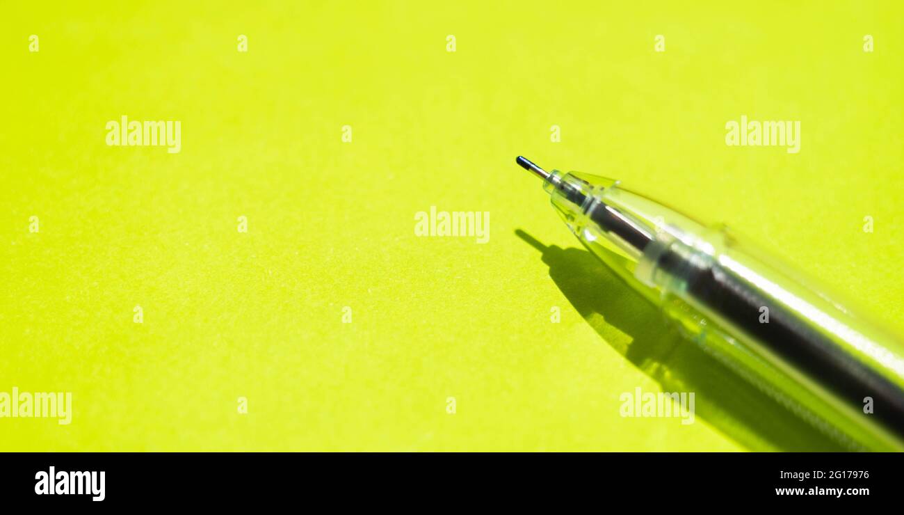 Stylo à bille sur un papier vert brillant. Banque D'Images