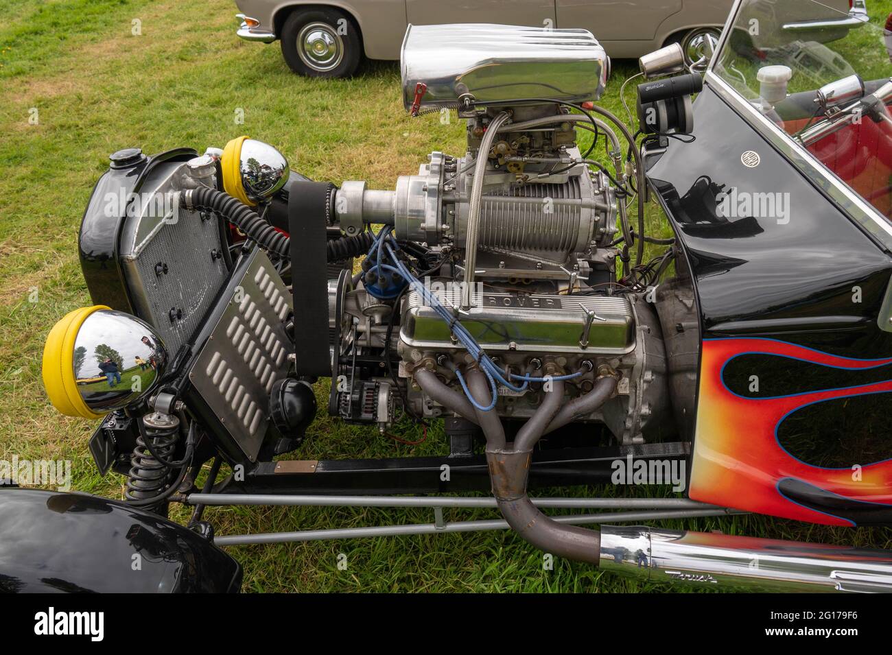 Un moteur V8 Rover avec compresseur de suralimentation dans un modèle T personnalisé lors d'un salon automobile classique Banque D'Images