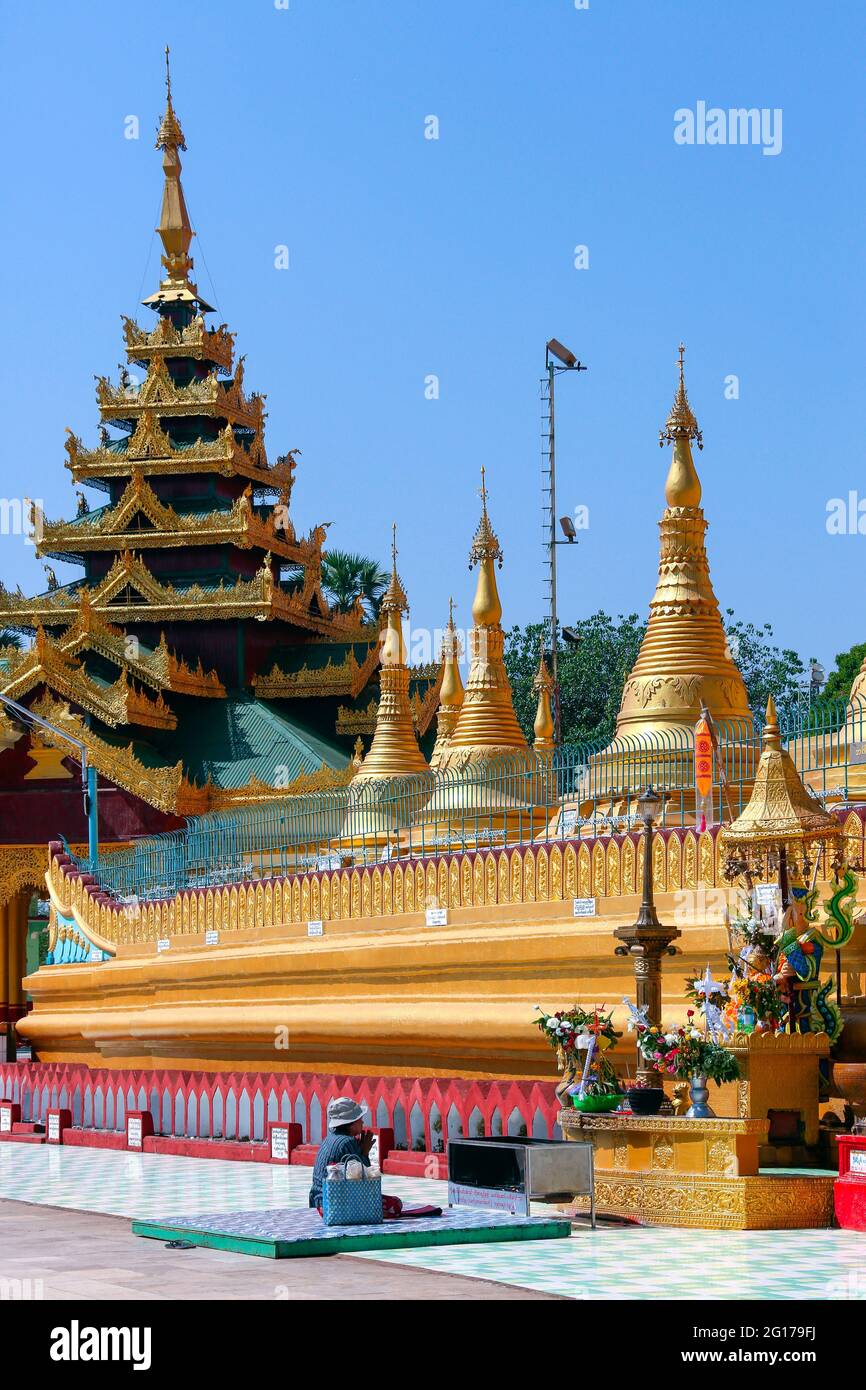 Une pagode et un petit stupa dans le complexe du temple Shwemawdaw Paya situé à Bago, Myanmar (Birmanie). Banque D'Images