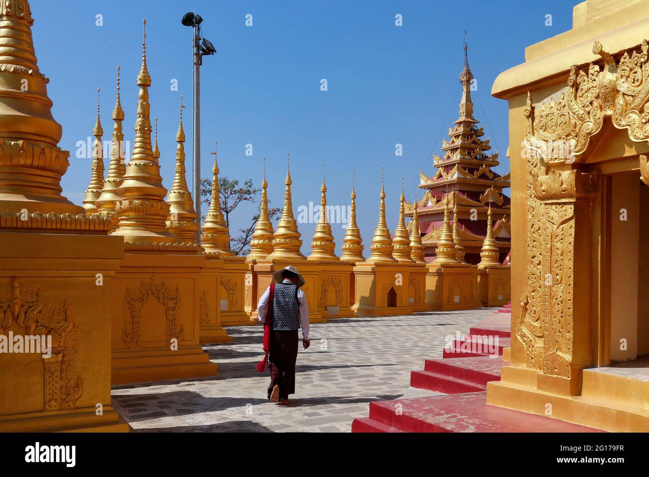Une pagode et beaucoup de petits stupa dans le complexe du temple Shwemawdaw Paya situé à Bago, Myanmar (Birmanie). Banque D'Images