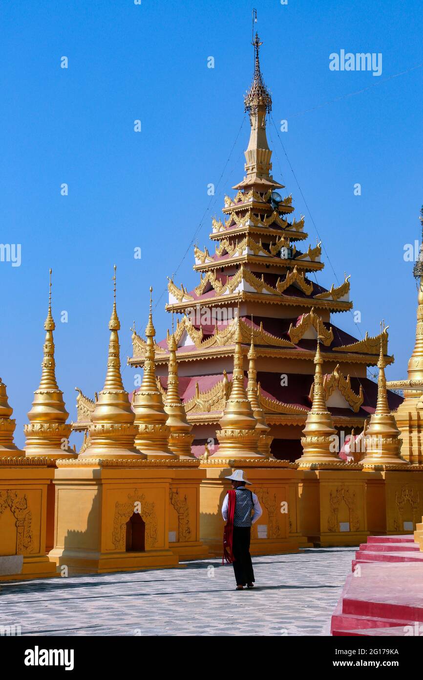 Une pagode et beaucoup de petits stupa dans le complexe du temple Shwemawdaw Paya situé à Bago, Myanmar (Birmanie). Banque D'Images