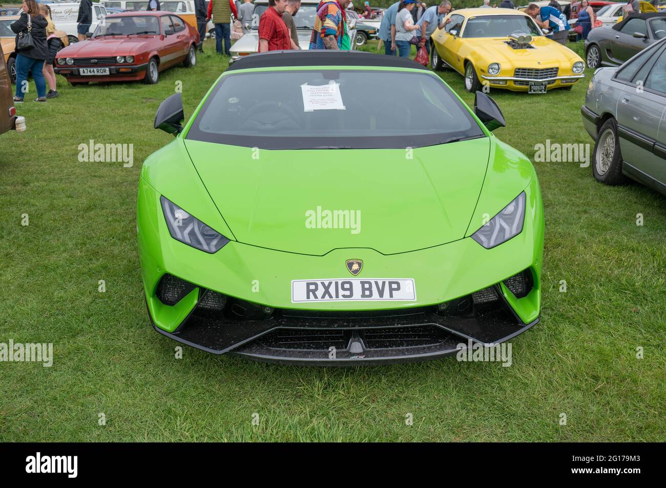 Un vert lumineux Lamborghini Huracan Performante lors d'un spectacle automobile classique à Norfolk Banque D'Images