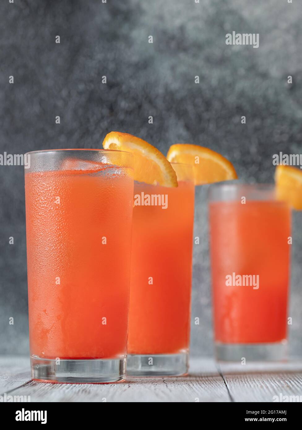 Verre d'Alabama Slammer cocktail garni d'une cale orange Banque D'Images