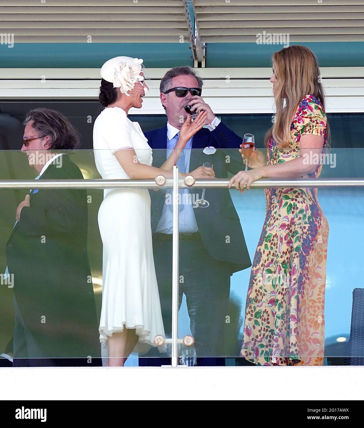 Piers Morgan, Celia Walden et Lauren Silverman (à gauche) pendant la deuxième journée du Cazoo Derby Festival à l'hippodrome d'Epsom. Date de la photo: Samedi 5 juin 2021. Banque D'Images