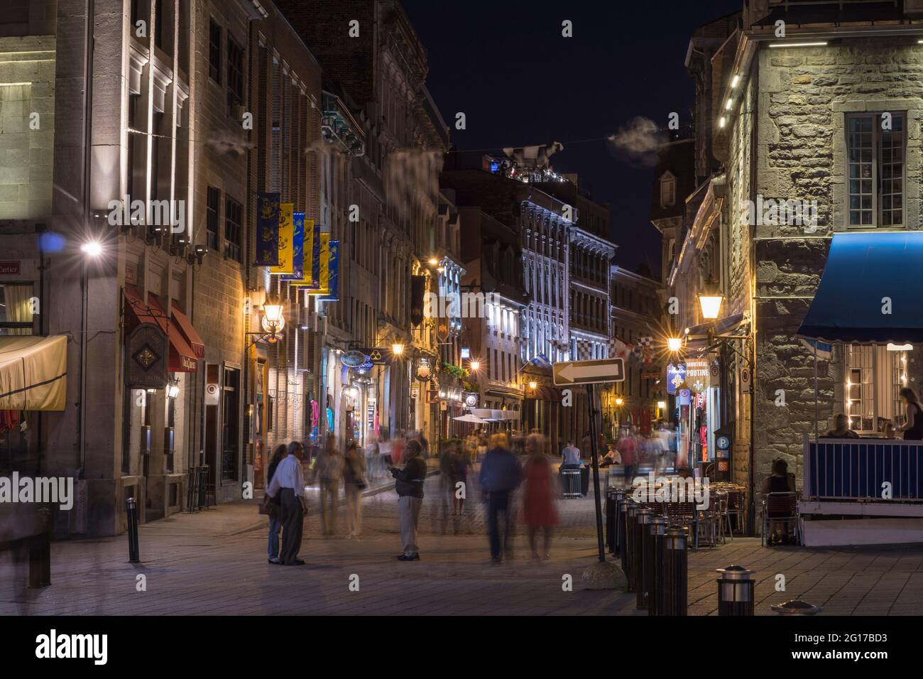 Rue pavée Saint-Paul avec des touristes qui marchent le long de la route la nuit, Montréal, Québec, Canada, 2015 Banque D'Images