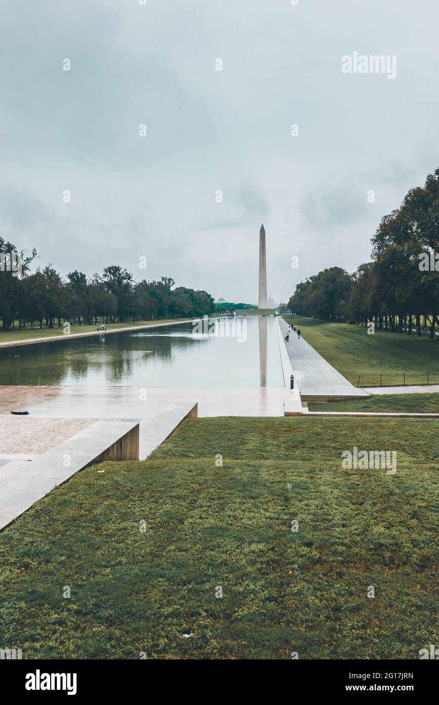 Le Washington Monument à Washinton D.C., à la fin de la piscine de réflexion lors d'une journée de pluie avec le Lincoln Memorial en arrière-plan Banque D'Images