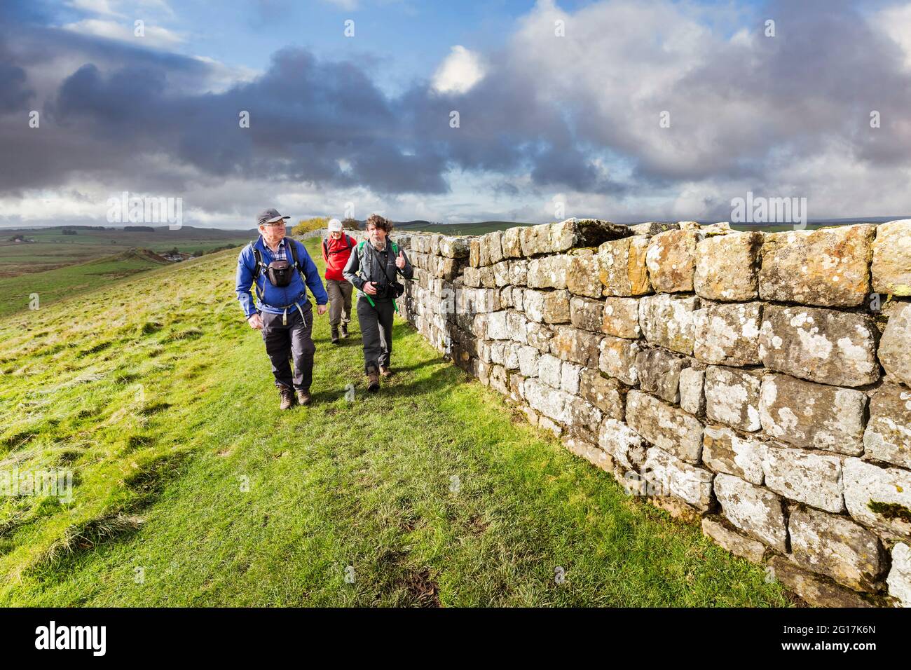 Marcher sur le sentier le long du mur d'Hadrien, Angleterre, Royaume-Uni Banque D'Images