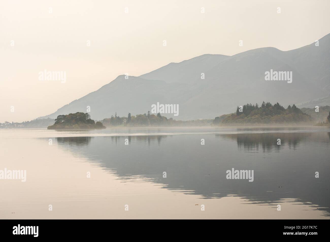 Réflexions sur le matin brumeux sur Derwent Water, Lake District, Cumbria, Angleterre, Royaume-Uni Banque D'Images