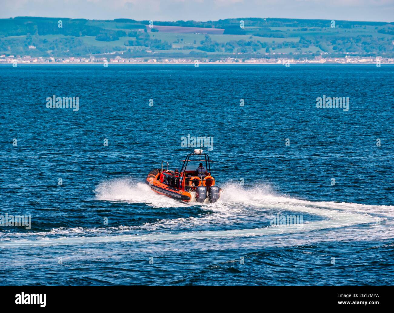 Seafari rigide gonflable bateau touristique de vitesse dans avec le réveil de bateau, Firth of Forth, Écosse, Royaume-Uni Banque D'Images