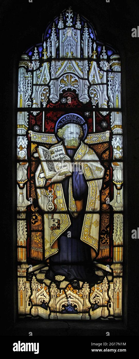 Vitraux de Herbert Bryans représentant St Peter, l'église St Léonard, Rockingham, Northamptonshire Banque D'Images