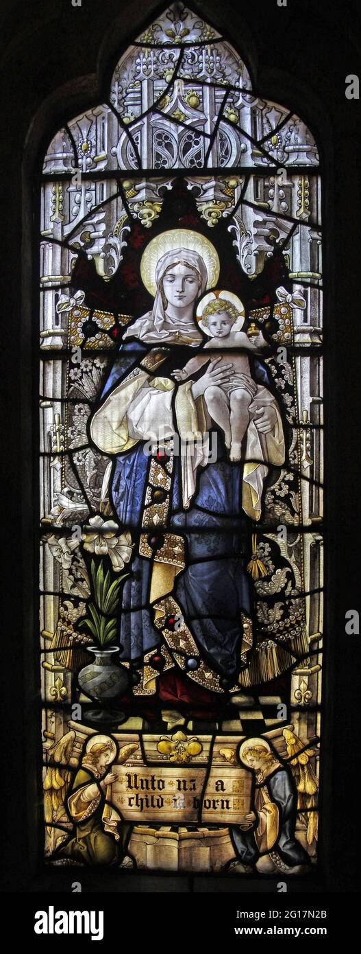 Vitrail de Percy Bacon représentant la Bienheureuse Vierge Marie et l'enfant, St Leonard Church, Rockingham, Northamptonshire Banque D'Images