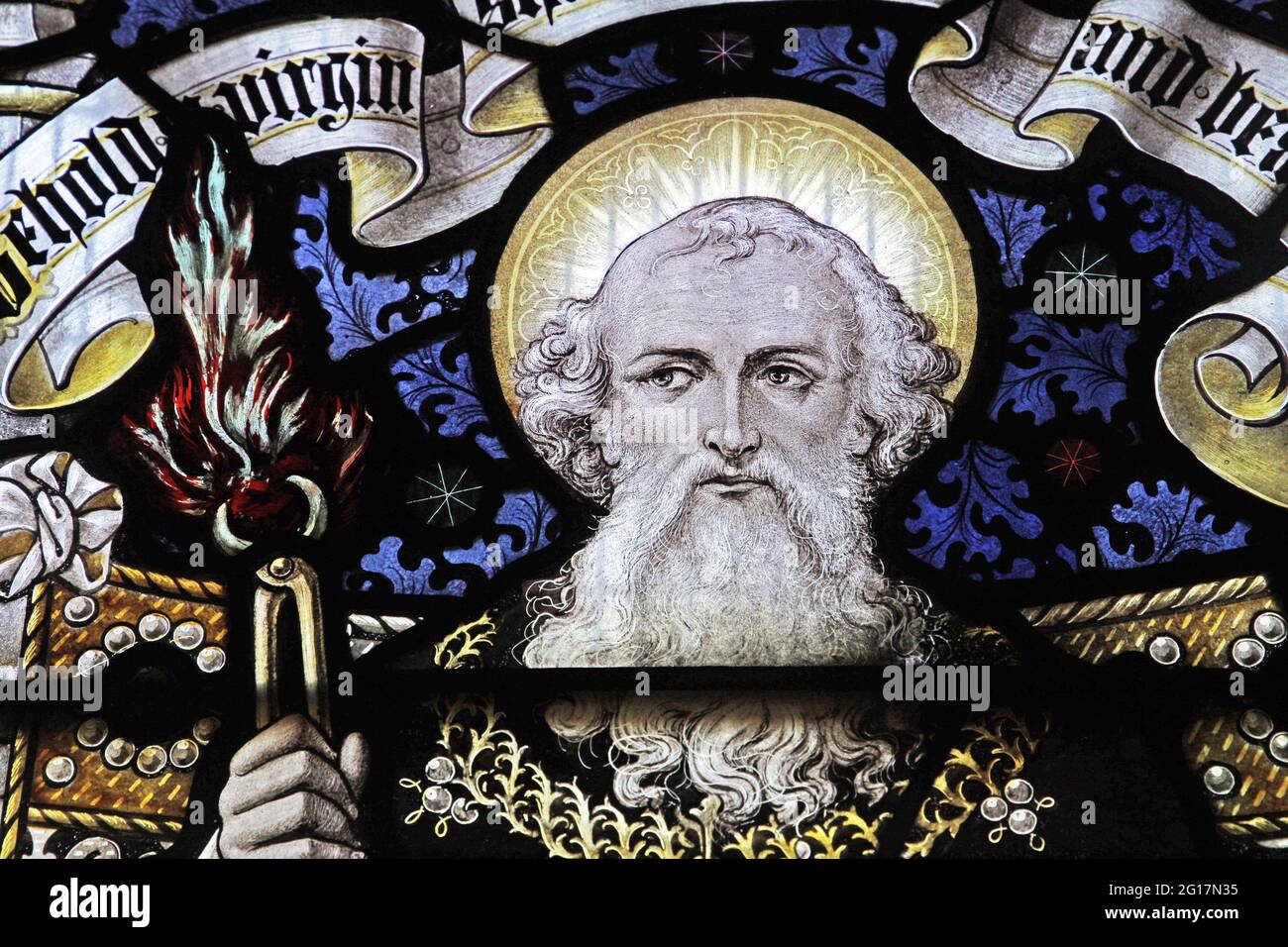 Vitrail de Percy Bacon représentant Isaiah tenant les pinces avec du charbon brûlant (Isaiah 6:7), église St Léonard, Rockingham Banque D'Images