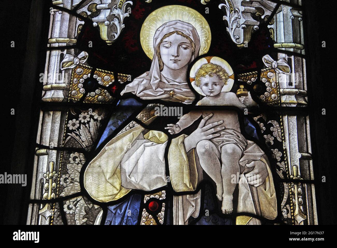 Vitrail de Percy Bacon représentant la Bienheureuse Vierge Marie et l'enfant, St Leonard Church, Rockingham, Northamptonshire Banque D'Images