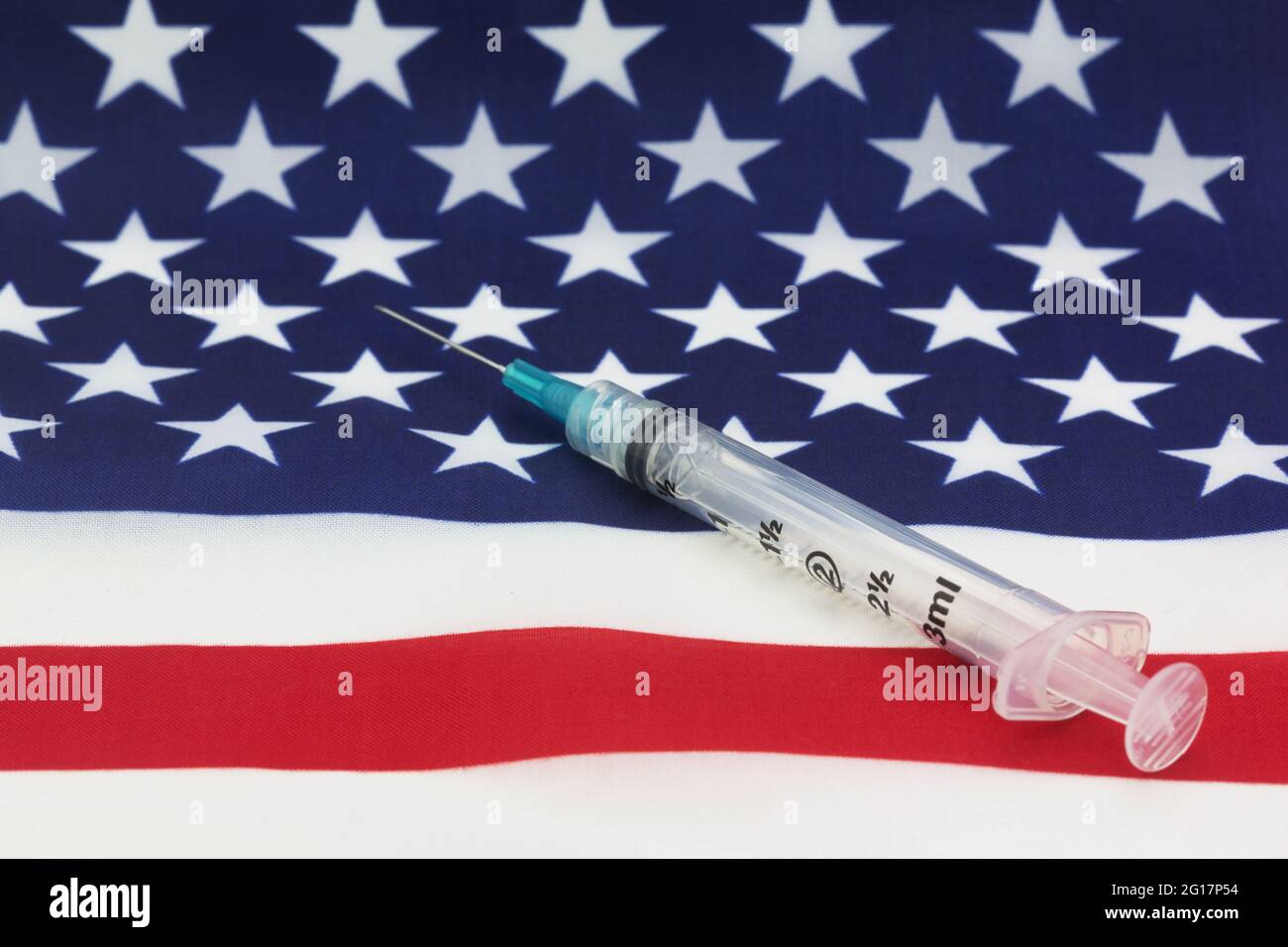 La seringue médicale sur le fond du drapeau américain reflète les soins de santé publics, la réponse nationale à une pandémie et l'appel à la vaccination Banque D'Images