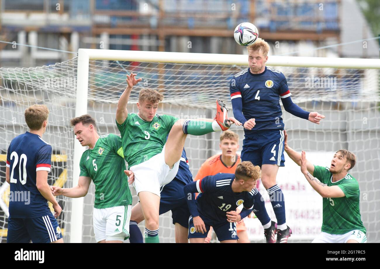 Dumbarton, Écosse .UK 5 juin 21 friendly Match.Scotland U-21 / Irlande du Nord U-21 C&G Systems Stadium, Dumbarton. Scotland U-21 Stephen Welsh Heads Clear v Lewis McCann & Finn Cousin -Dawson Northern Ireland U-21 Credit: eric mccowat/Alay Live News Banque D'Images