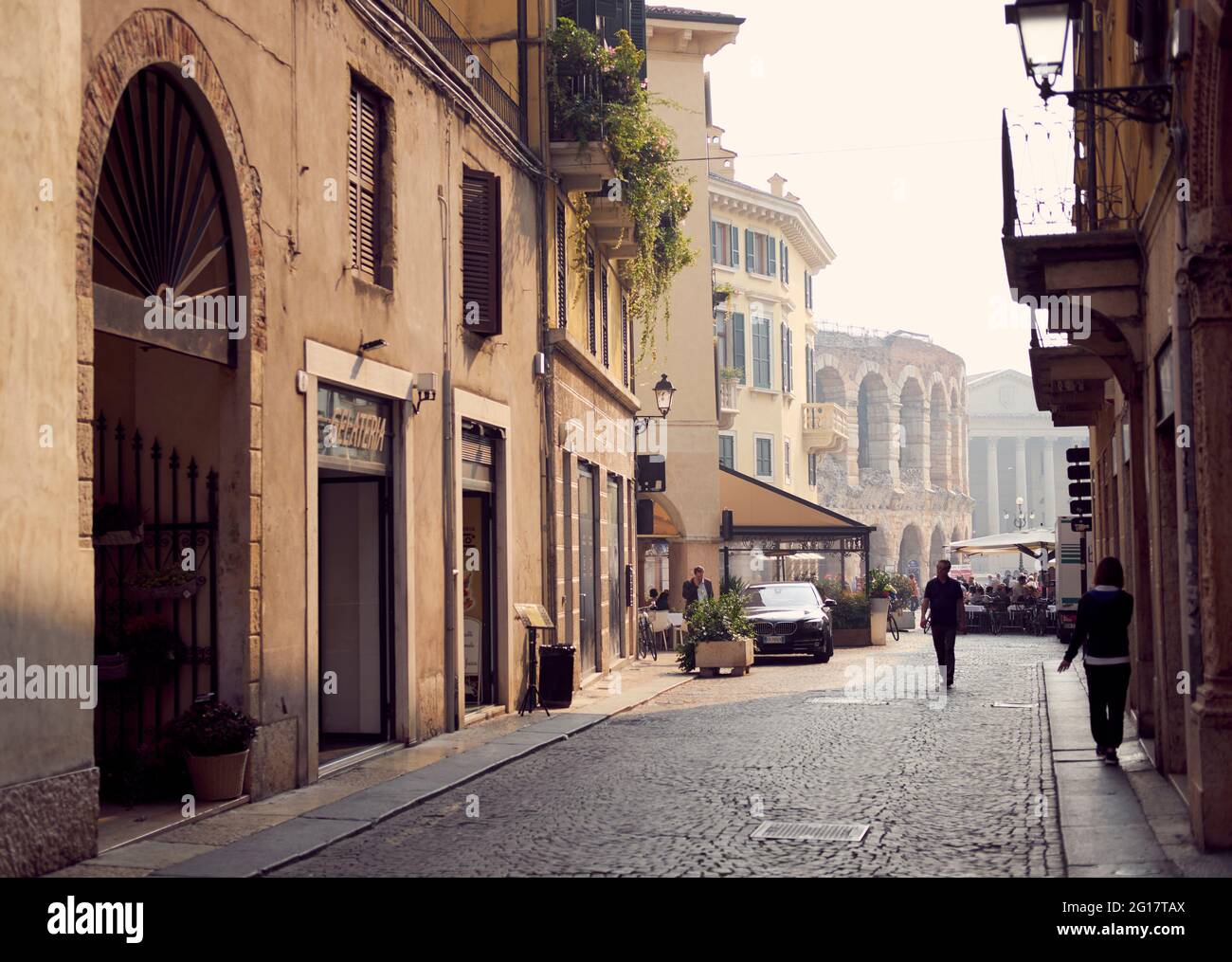 Rues de la vieille ville italienne avec Arena derrière, Vérone, Italie, 2017 Banque D'Images