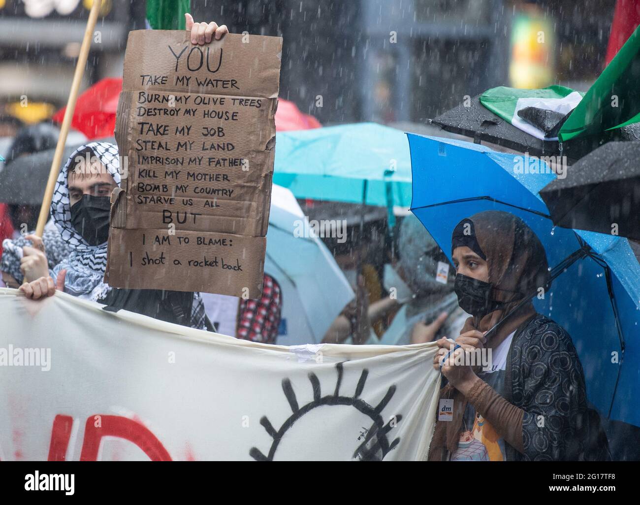 05 juin 2021, Hessen, Francfort-sur-le-main: Les participants à une manifestation pro-palestinienne sous le slogan 'Naksa Day, long Live the Resistance' défilent à Francfort dans une pluie ressemblant à un nuage. La police a sécurisé la marche de protestation avec un grand contingent. Photo : Boris Roessler/dpa Banque D'Images