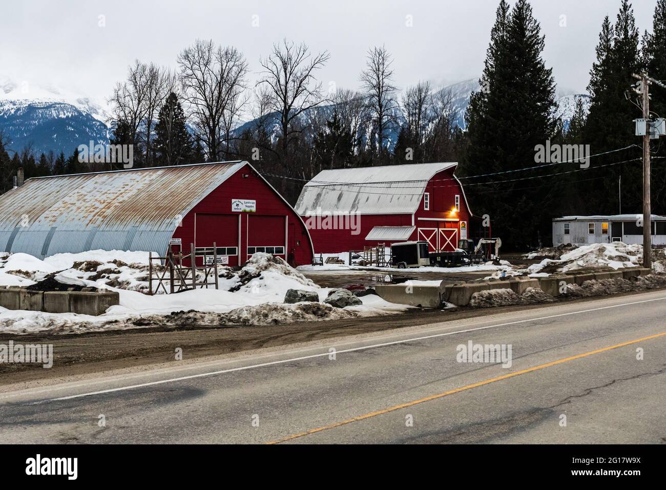REVELSTOKE, CANADA - le 14 MARS 2021 : gros entrepôt industriel et commercial dans une petite ville. Banque D'Images