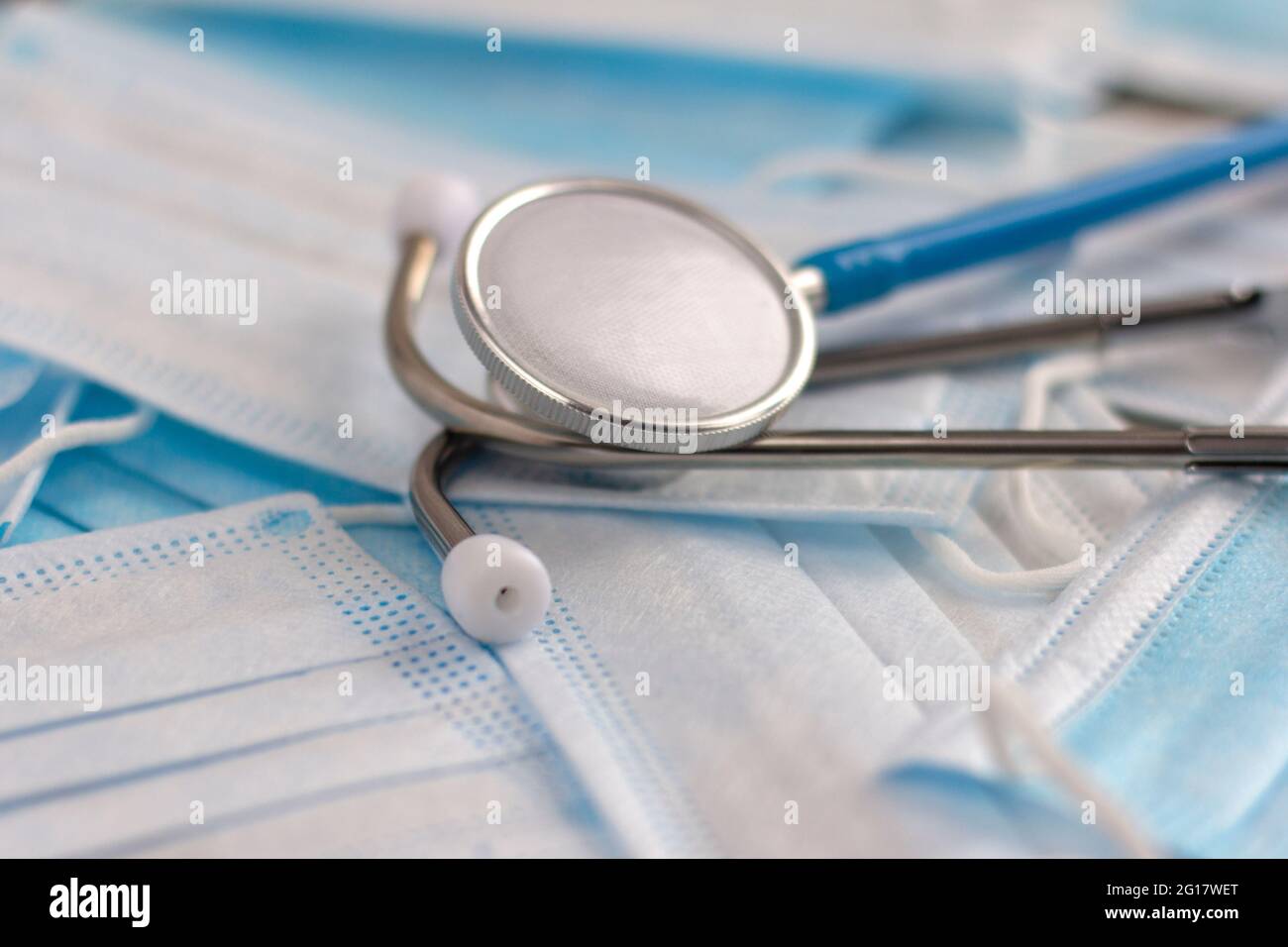 Un stéthoscope médical pour l'examen et un masque sur la table.le concept des institutions médicales et des soins de santé Banque D'Images