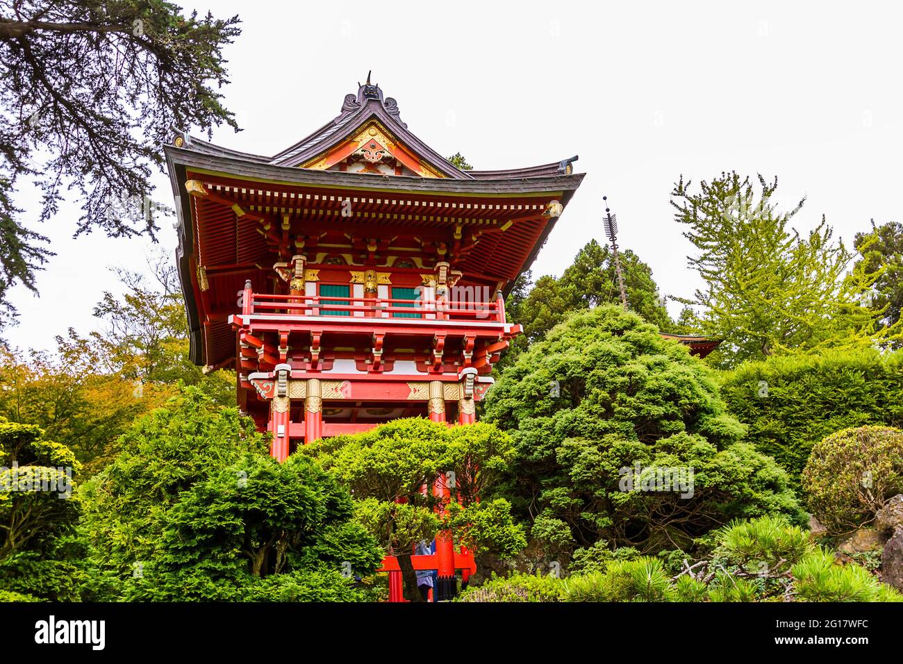 Temple bouddhiste rouge dans le jardin du thé japonais (Golden Gate Park) Banque D'Images
