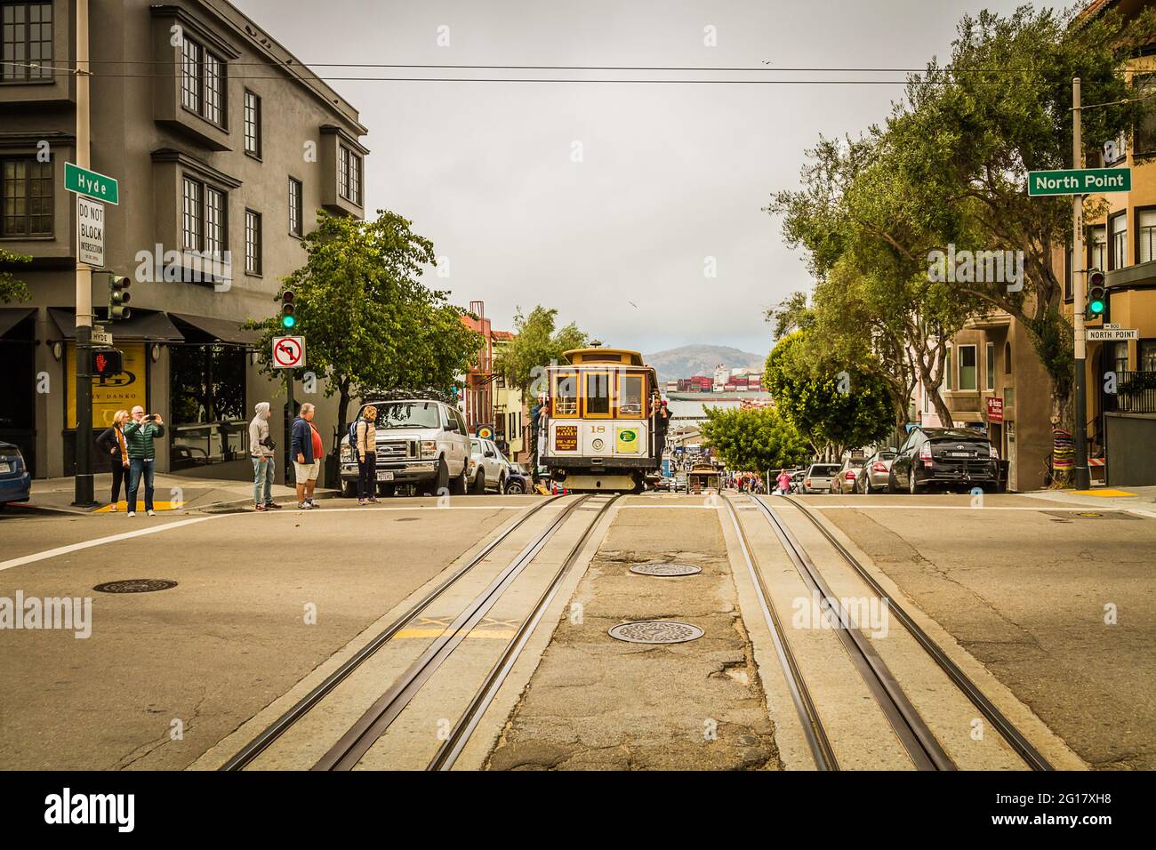 Téléphérique sur Hyde Street et les gens qui traversent la rue Banque D'Images
