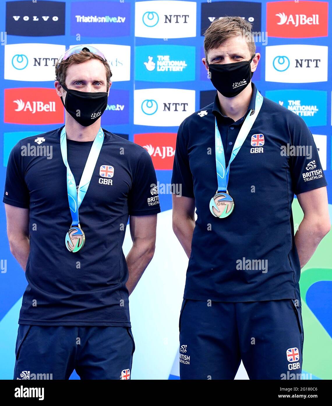 Dave Ellis (à gauche) avec guilde après avoir remporté l'épreuve des hommes PTV1 lors de la course AJ Bell 2021 World Triathlon Para Series à Roundhay Park, Leeds. Date de la photo: Samedi 5 juin 2021. Banque D'Images