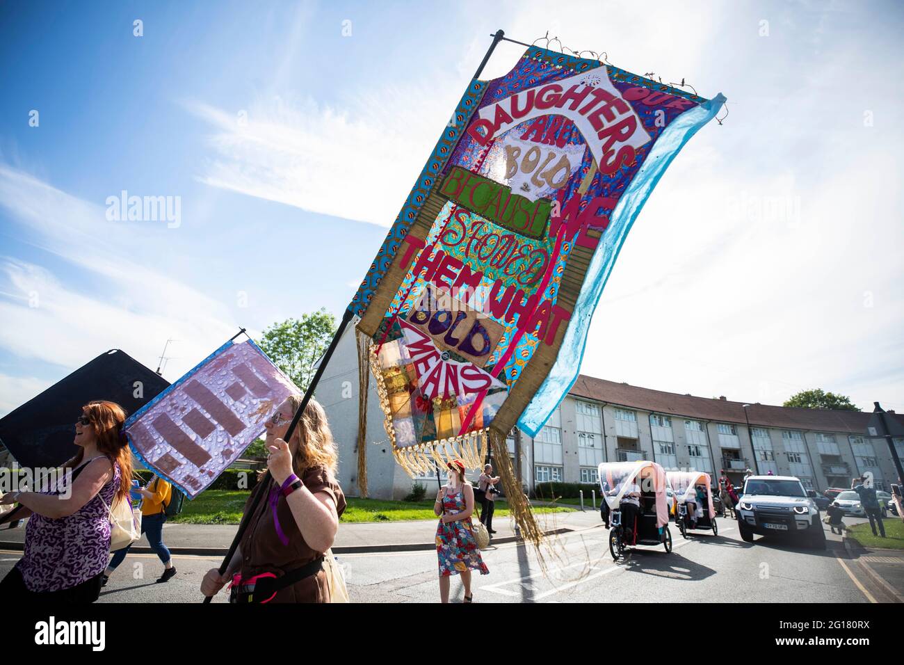 UTILISATION ÉDITORIALE SEULEMENT les godicas de jour moderne sélectionnés par la nomination publique à cheval de différents quartiers de la ville accompagnés de femmes portant des bannières et des drapeaux représentant leur manifeste pour la ville pendant l'événement de Coventry UK ville de CultureÕs signature, Coventry Moves. Aujourd'hui, samedi 5 juin 2021, Coventry Moves s'est déroulée à travers la ville de Coventry comme une représentation majeure toute la journée qui a lieu dans toute la ville. Réalisé par Justine les hommes et créé avec et par le peuple de Coventry, il a été le premier événement majeur de l'année cityÕs comme ville britannique de la culture, et le premier événement de cette Banque D'Images